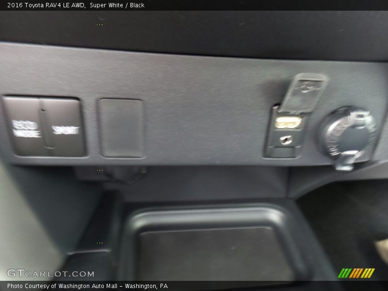Super White / Black 2016 Toyota RAV4 LE AWD