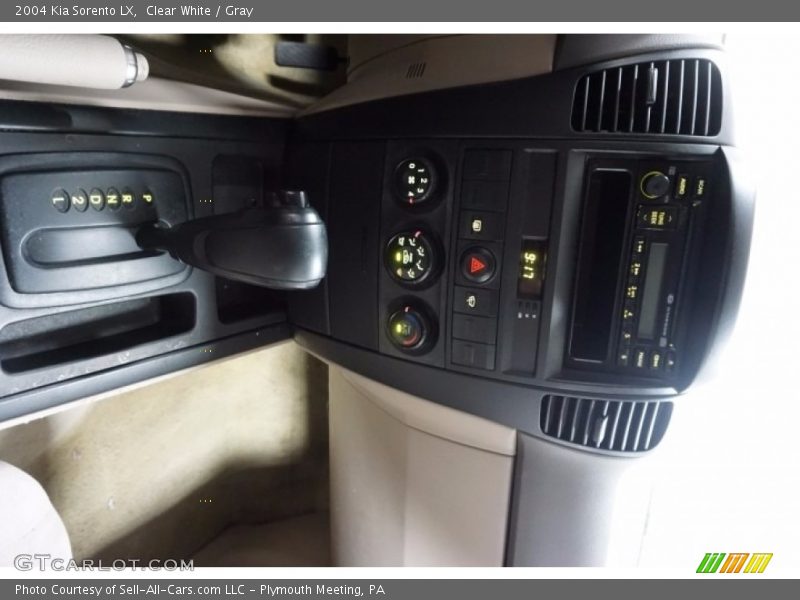 Clear White / Gray 2004 Kia Sorento LX