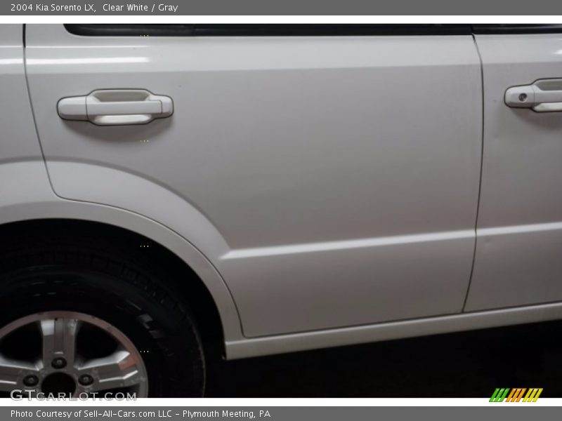Clear White / Gray 2004 Kia Sorento LX
