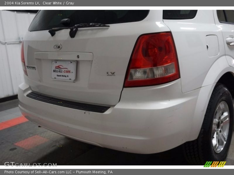 Clear White / Gray 2004 Kia Sorento LX