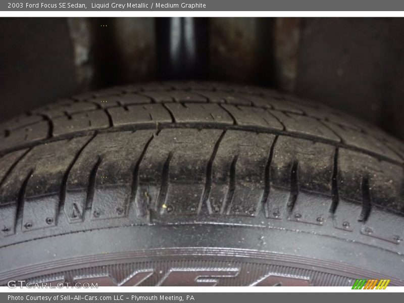 Liquid Grey Metallic / Medium Graphite 2003 Ford Focus SE Sedan