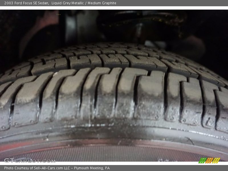 Liquid Grey Metallic / Medium Graphite 2003 Ford Focus SE Sedan