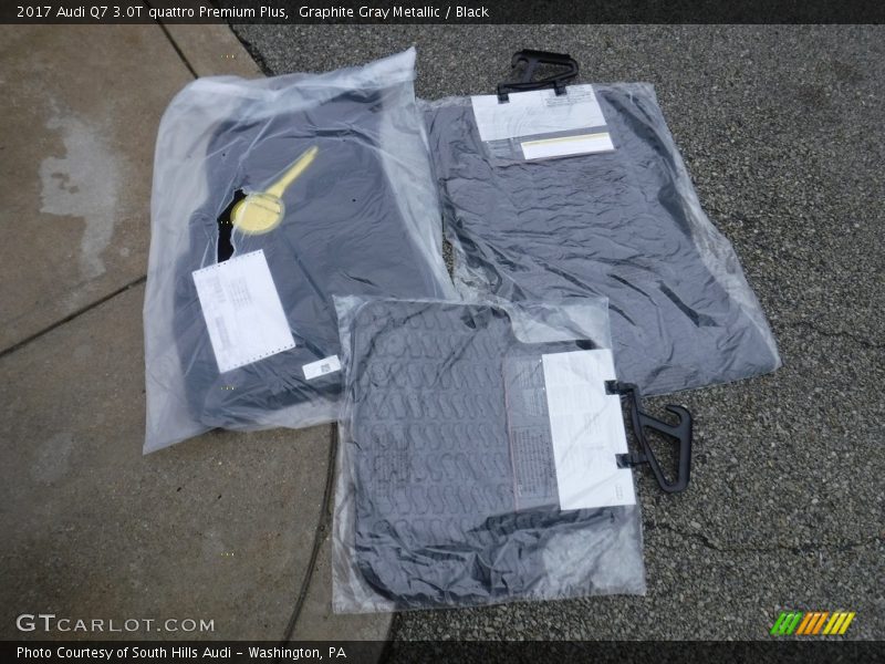 Graphite Gray Metallic / Black 2017 Audi Q7 3.0T quattro Premium Plus