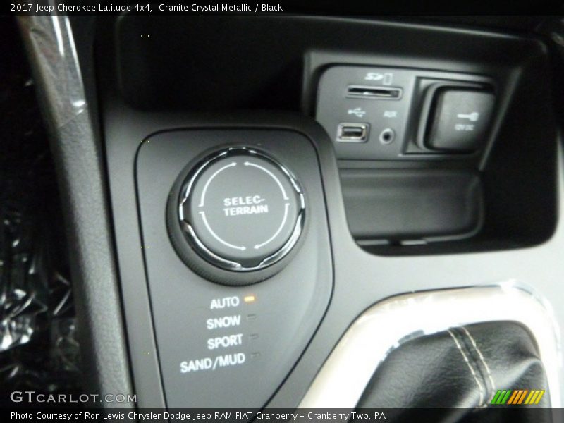 Granite Crystal Metallic / Black 2017 Jeep Cherokee Latitude 4x4
