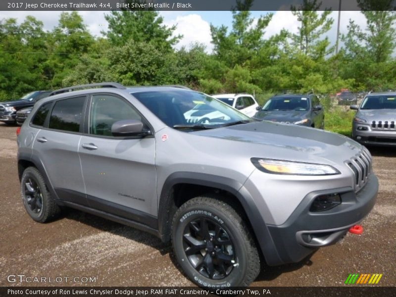 Front 3/4 View of 2017 Cherokee Trailhawk 4x4