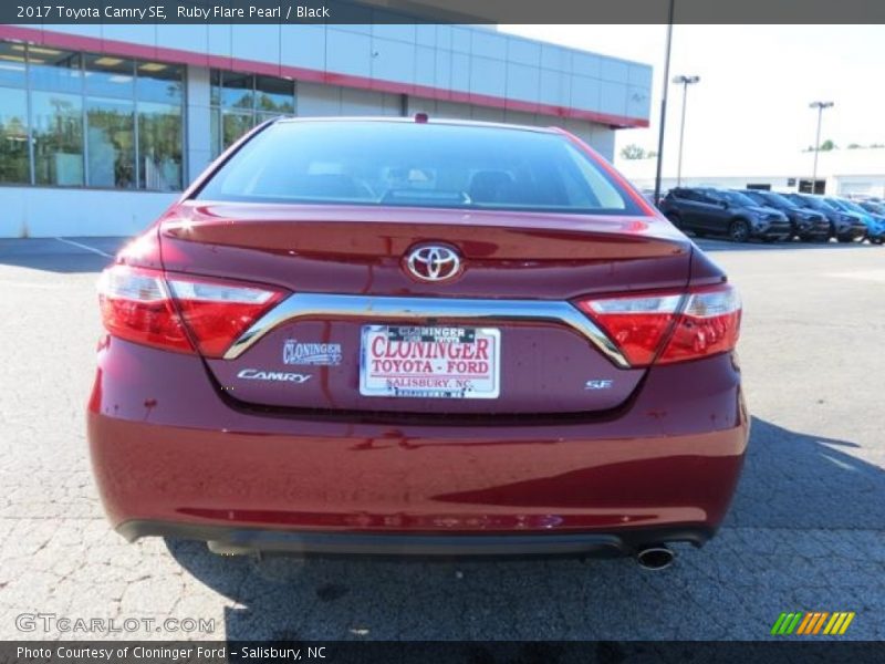 Ruby Flare Pearl / Black 2017 Toyota Camry SE