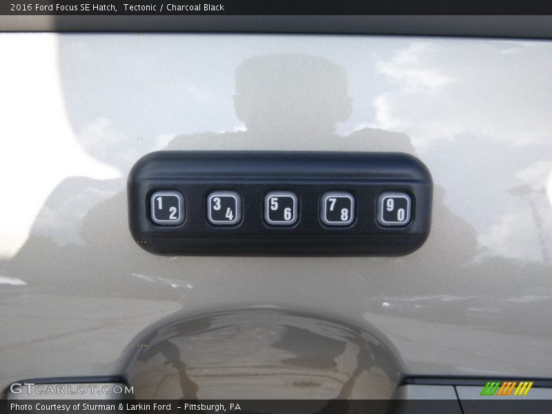 Tectonic / Charcoal Black 2016 Ford Focus SE Hatch