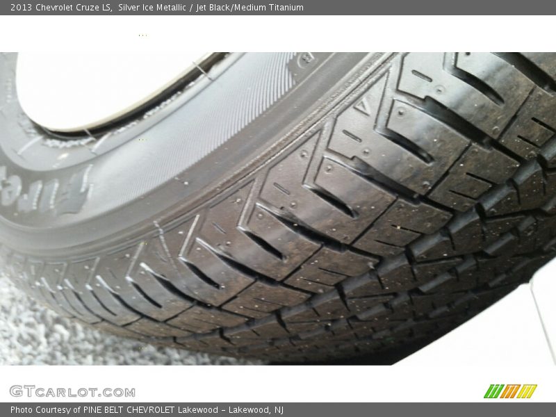 Silver Ice Metallic / Jet Black/Medium Titanium 2013 Chevrolet Cruze LS