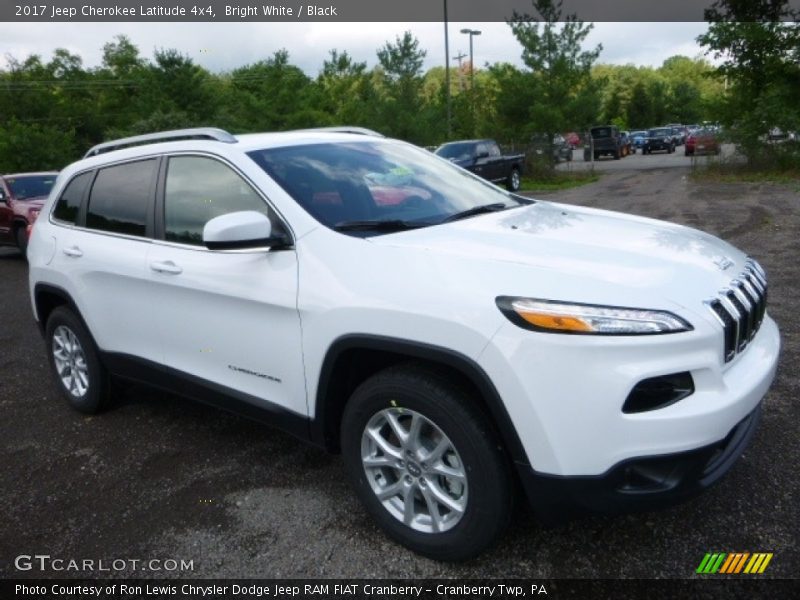 Front 3/4 View of 2017 Cherokee Latitude 4x4