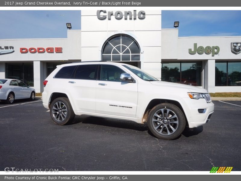 Ivory Tri-Coat / Black/Light Frost Beige 2017 Jeep Grand Cherokee Overland