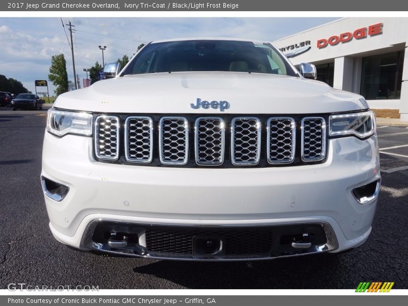 Ivory Tri-Coat / Black/Light Frost Beige 2017 Jeep Grand Cherokee Overland