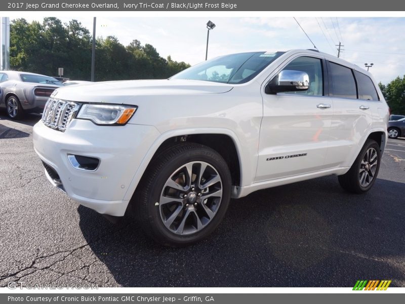 Front 3/4 View of 2017 Grand Cherokee Overland