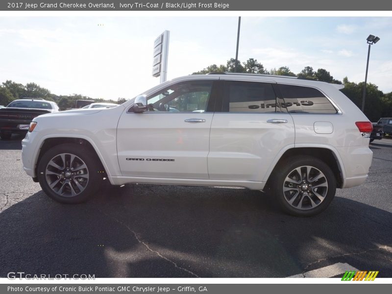 Ivory Tri-Coat / Black/Light Frost Beige 2017 Jeep Grand Cherokee Overland