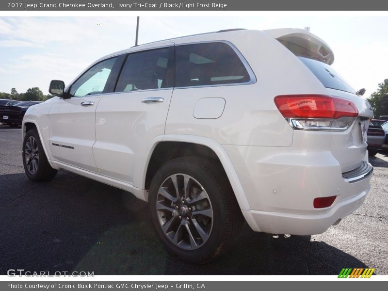 Ivory Tri-Coat / Black/Light Frost Beige 2017 Jeep Grand Cherokee Overland