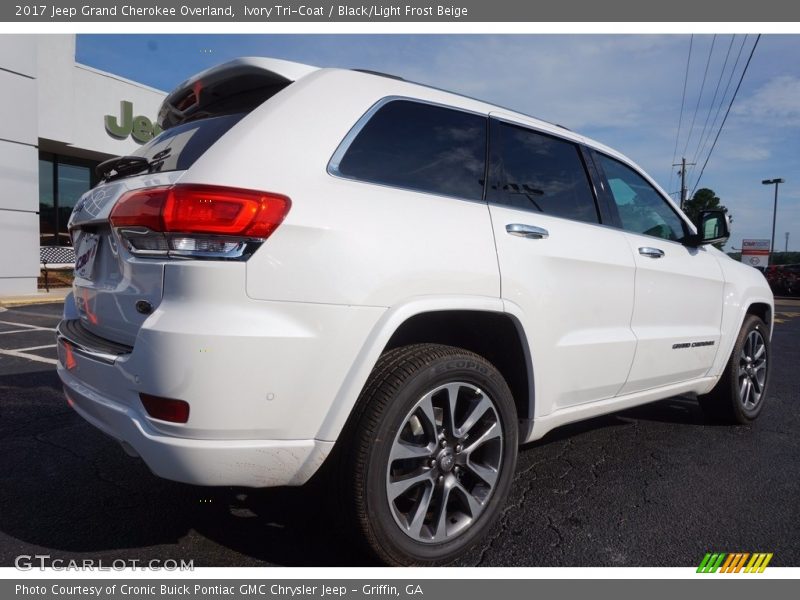 Ivory Tri-Coat / Black/Light Frost Beige 2017 Jeep Grand Cherokee Overland