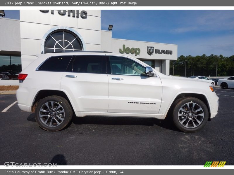 Ivory Tri-Coat / Black/Light Frost Beige 2017 Jeep Grand Cherokee Overland