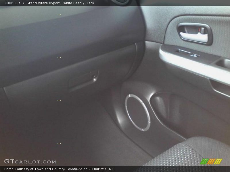 White Pearl / Black 2006 Suzuki Grand Vitara XSport