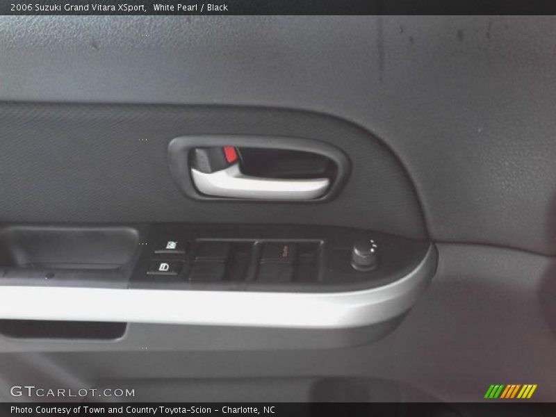 White Pearl / Black 2006 Suzuki Grand Vitara XSport