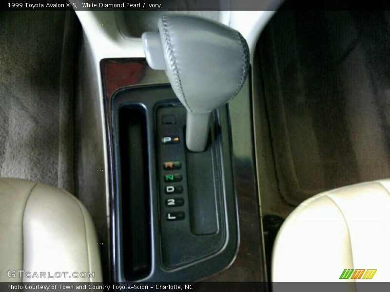 White Diamond Pearl / Ivory 1999 Toyota Avalon XLS