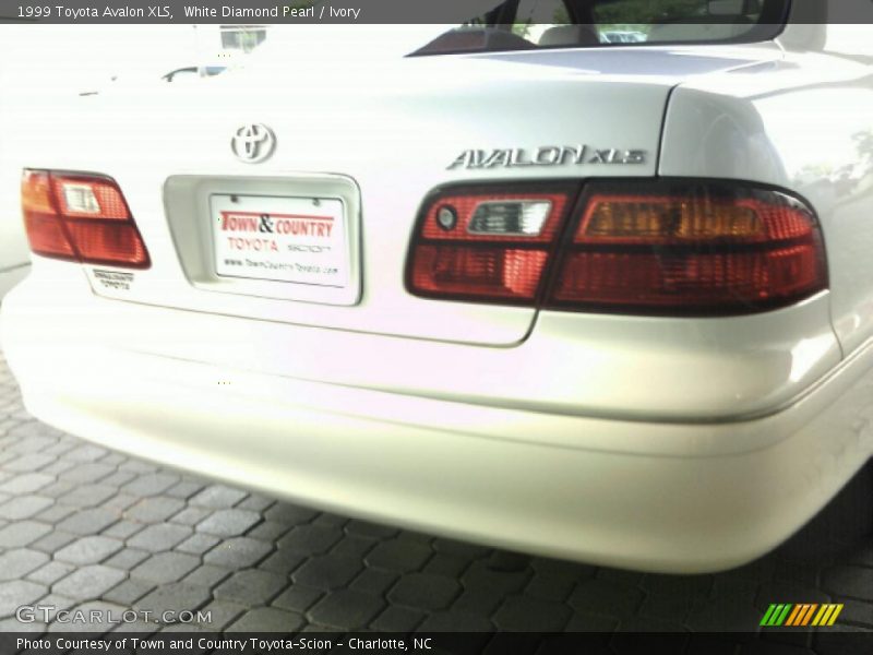 White Diamond Pearl / Ivory 1999 Toyota Avalon XLS