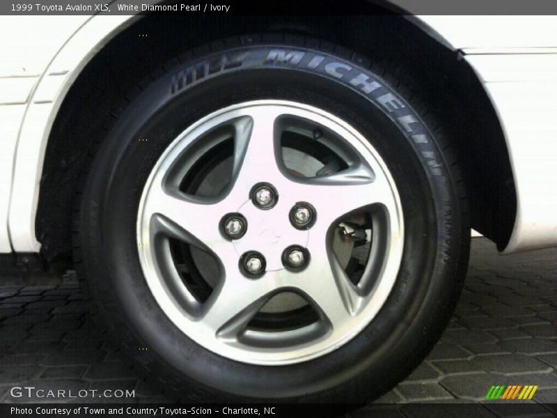 White Diamond Pearl / Ivory 1999 Toyota Avalon XLS
