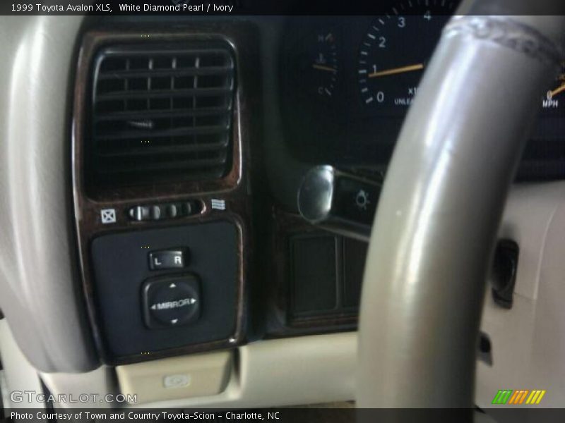 White Diamond Pearl / Ivory 1999 Toyota Avalon XLS