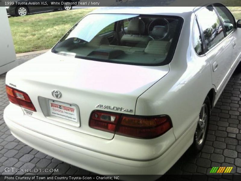 White Diamond Pearl / Ivory 1999 Toyota Avalon XLS