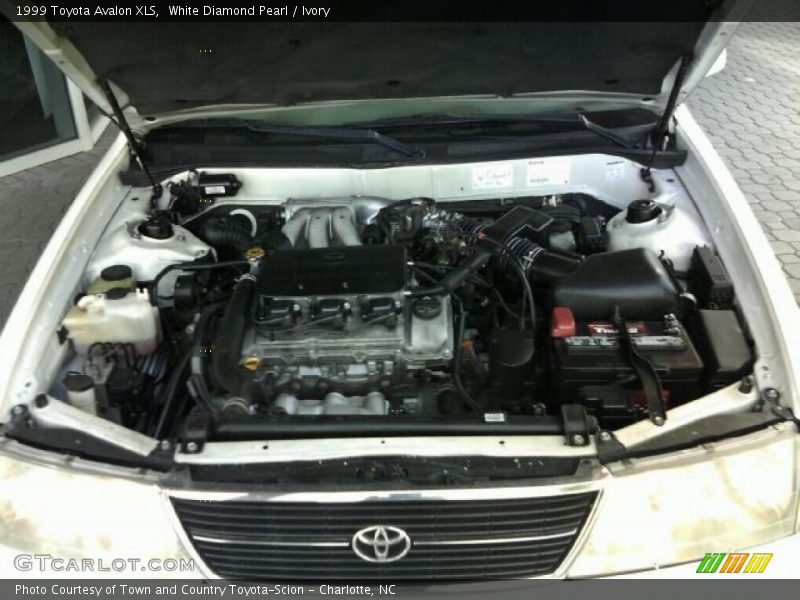 White Diamond Pearl / Ivory 1999 Toyota Avalon XLS