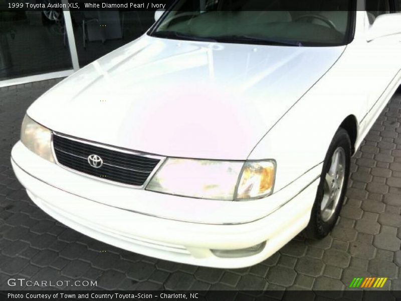White Diamond Pearl / Ivory 1999 Toyota Avalon XLS