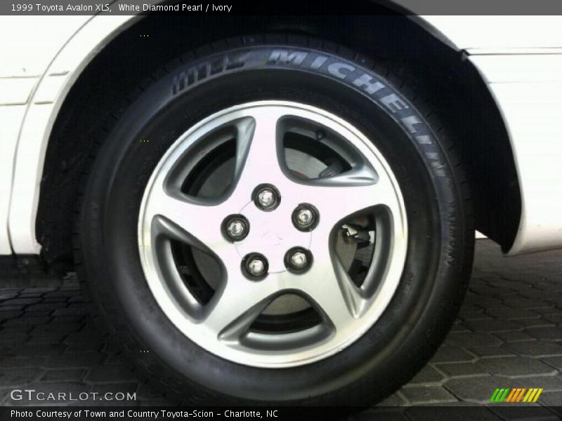 White Diamond Pearl / Ivory 1999 Toyota Avalon XLS