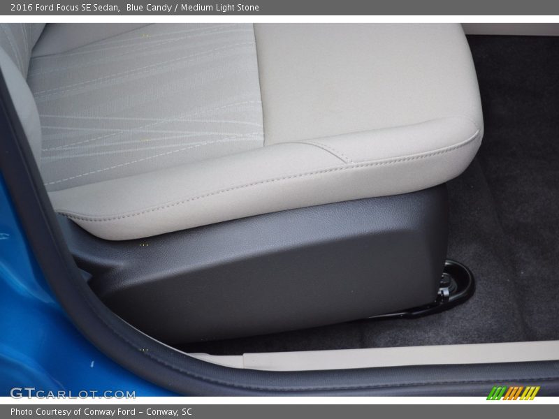 Blue Candy / Medium Light Stone 2016 Ford Focus SE Sedan