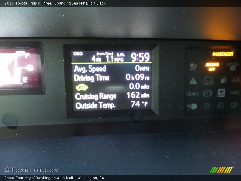 Sparkling Sea Metallic / Black 2016 Toyota Prius c Three