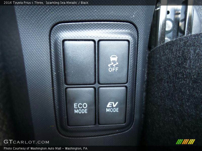 Sparkling Sea Metallic / Black 2016 Toyota Prius c Three