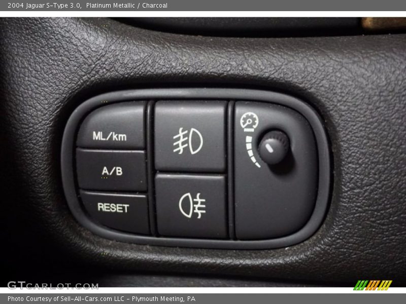 Platinum Metallic / Charcoal 2004 Jaguar S-Type 3.0
