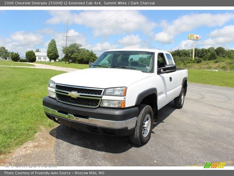 Front 3/4 View of 2006 Silverado 2500HD LS Extended Cab 4x4
