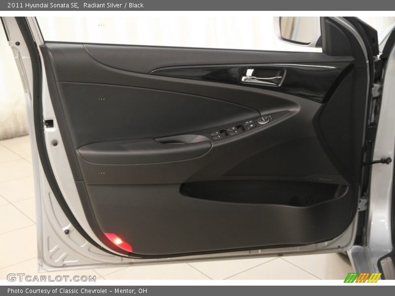 Radiant Silver / Black 2011 Hyundai Sonata SE