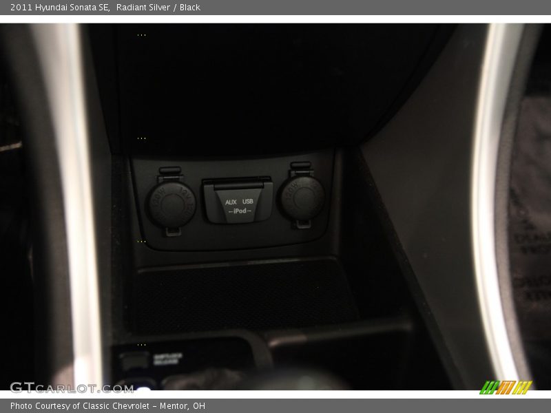 Radiant Silver / Black 2011 Hyundai Sonata SE