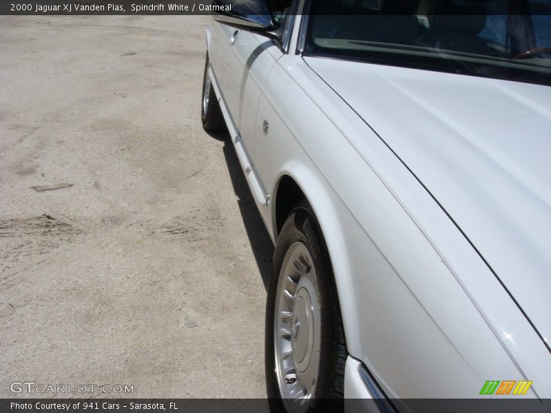 Spindrift White / Oatmeal 2000 Jaguar XJ Vanden Plas