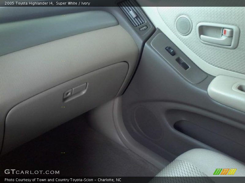 Super White / Ivory 2005 Toyota Highlander I4