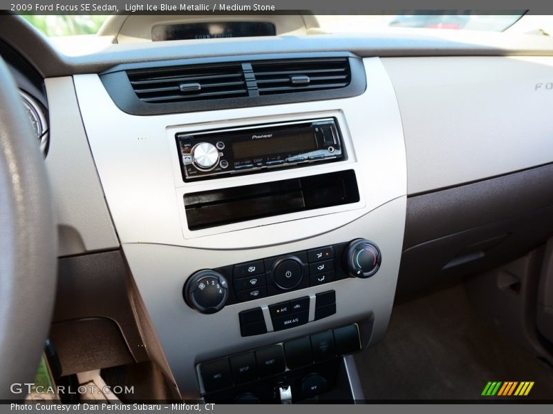 Light Ice Blue Metallic / Medium Stone 2009 Ford Focus SE Sedan