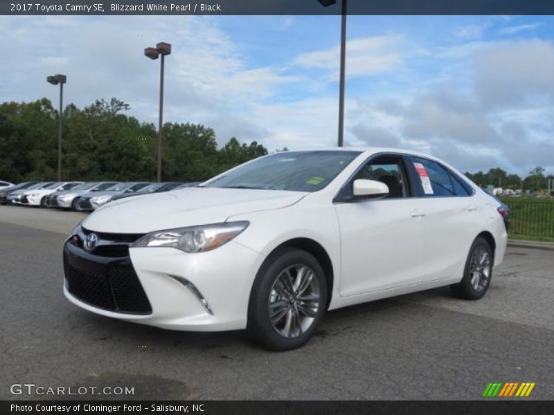 Front 3/4 View of 2017 Camry SE