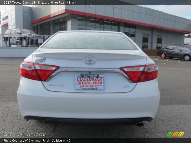 Blizzard White Pearl / Black 2017 Toyota Camry SE