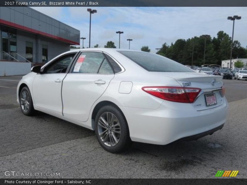 Blizzard White Pearl / Black 2017 Toyota Camry SE