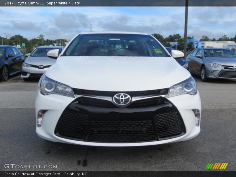 Super White / Black 2017 Toyota Camry SE