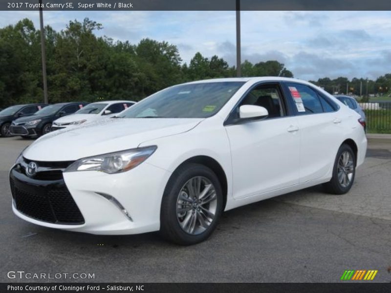 Super White / Black 2017 Toyota Camry SE