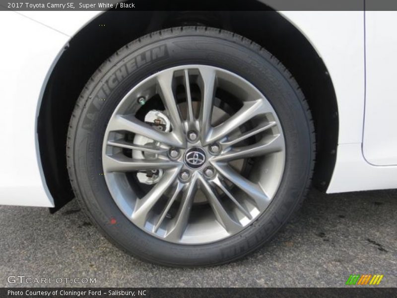 Super White / Black 2017 Toyota Camry SE