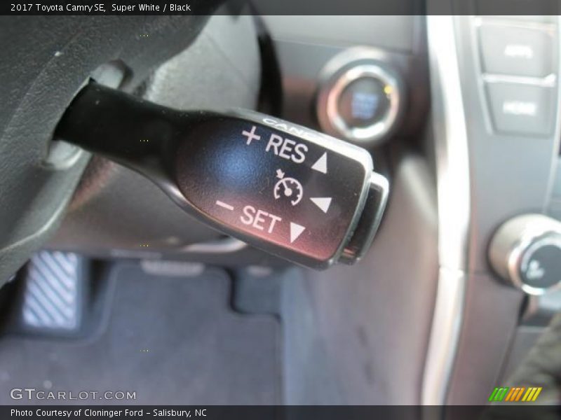 Super White / Black 2017 Toyota Camry SE