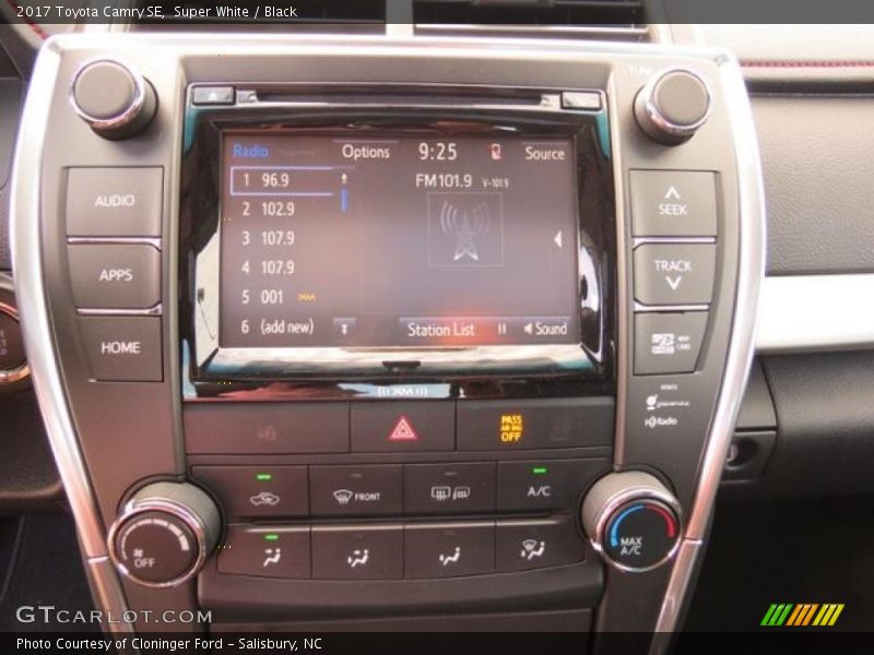 Super White / Black 2017 Toyota Camry SE