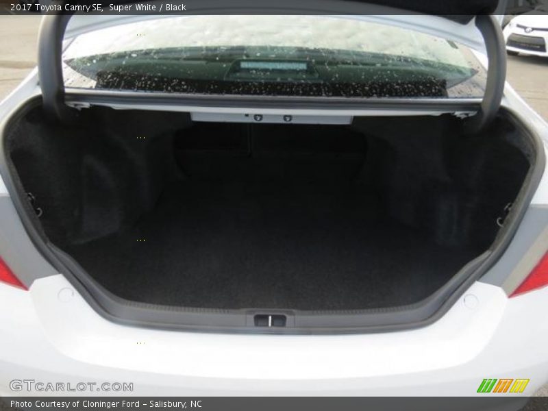 Super White / Black 2017 Toyota Camry SE