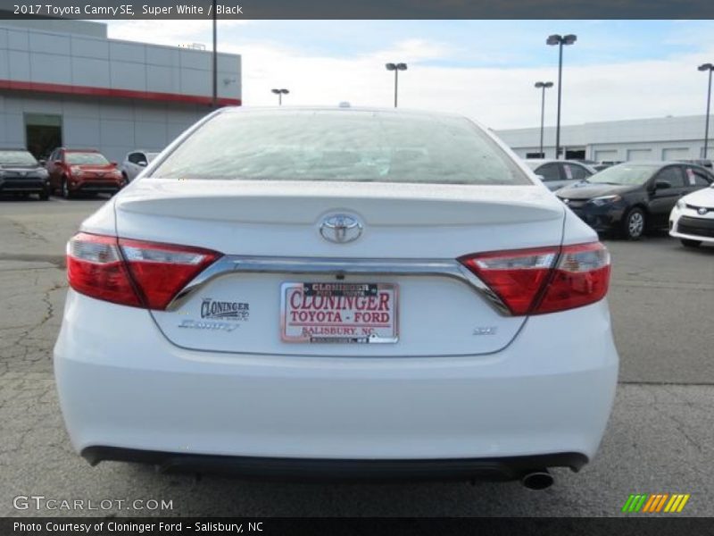 Super White / Black 2017 Toyota Camry SE